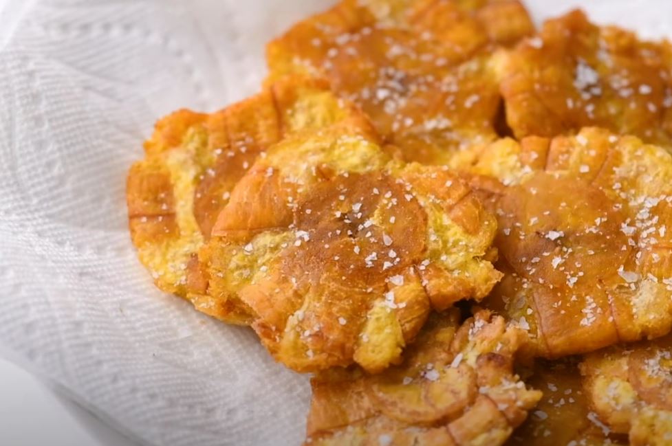 Obrázek receptu na kubánské tostones s česnekovou omáčkou Mojo.