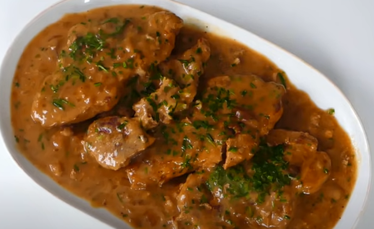 Obrázek k receptu: Oběd plný proteinů: Karé dušené ve vlastní šťávě s cibulí