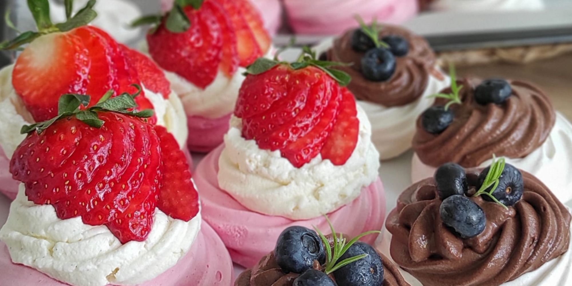 Obrázek receptu na Mini Pavlova s pařížskou šlehačkou a krémem z Mascarpone - jedna pusinka ve dvou šatech