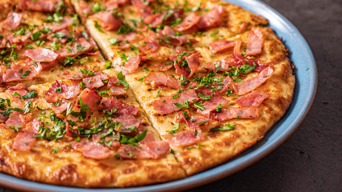 Obrázek k receptu na bramborovou pizzu se šunkou na pánvi