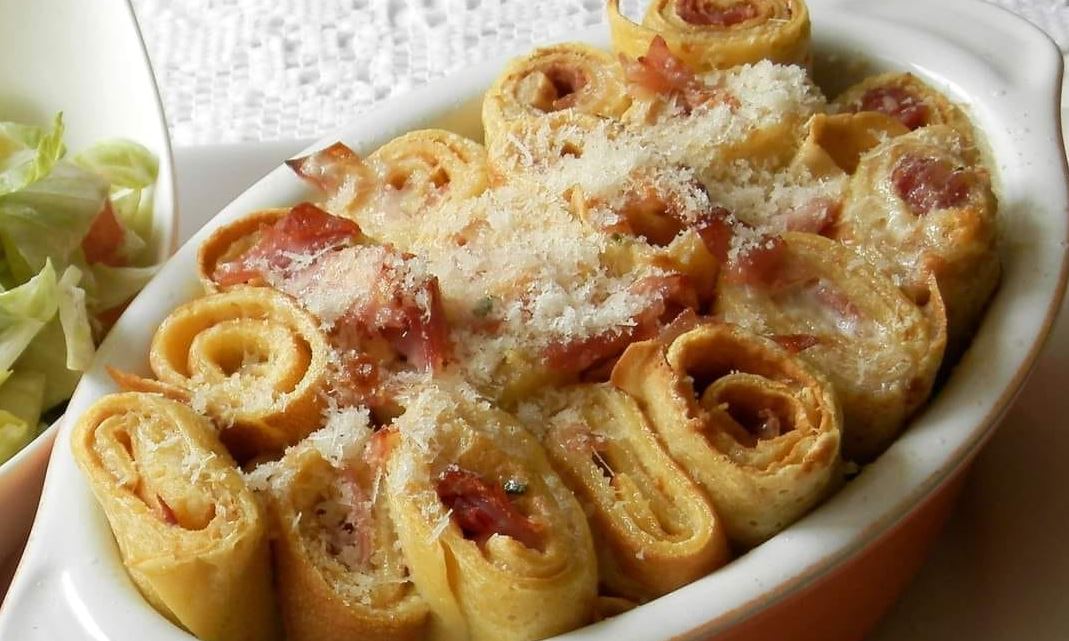 Obrázek receptu na slané zapečené palačinky se šunkou a italským sýrem.