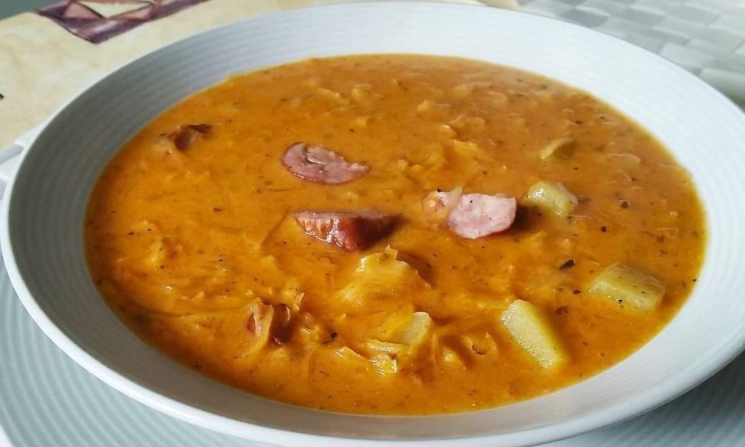 Obrázek receptu na zelňačku s klobásou a uzeným masem.