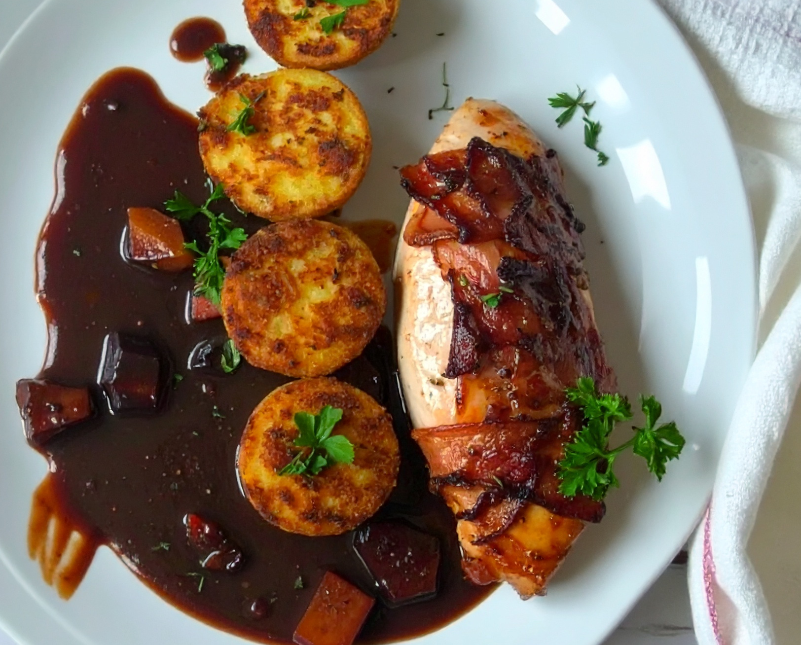 Obrázek receptu na Bažantí noblesauna talíři: Steak z bažantího prsa se švestkovou omáčkou a máslovými noky