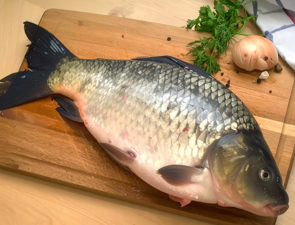 Obrázek receptu na Poctivé jídlo z vody i země: Kapr na kmíně s brambory a drcenými rajčaty