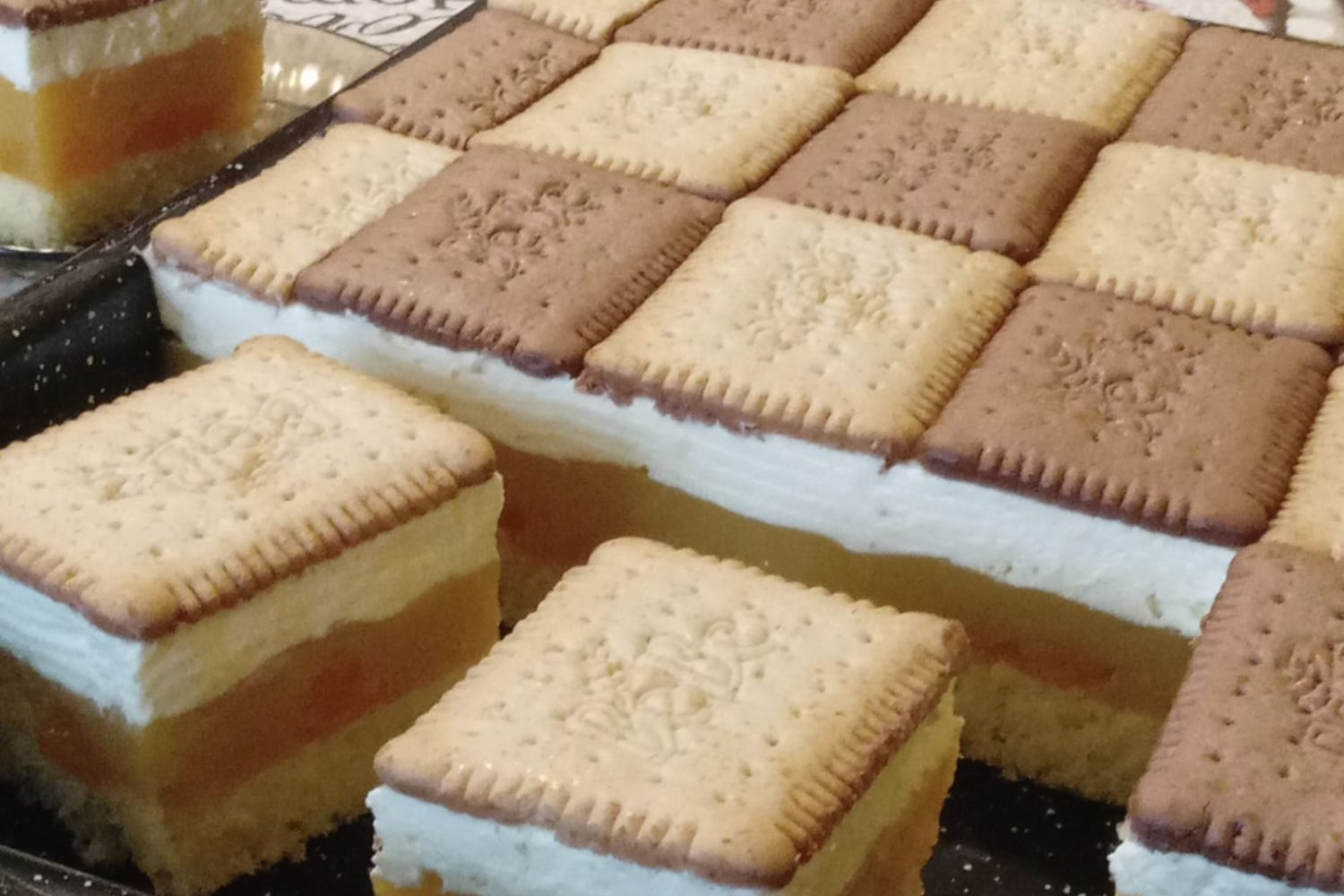 Obrázek receptu na Luxusní dvoubarevné ovocné řezy s BEBE oplatkami : šachové pokušení s mandarinkami