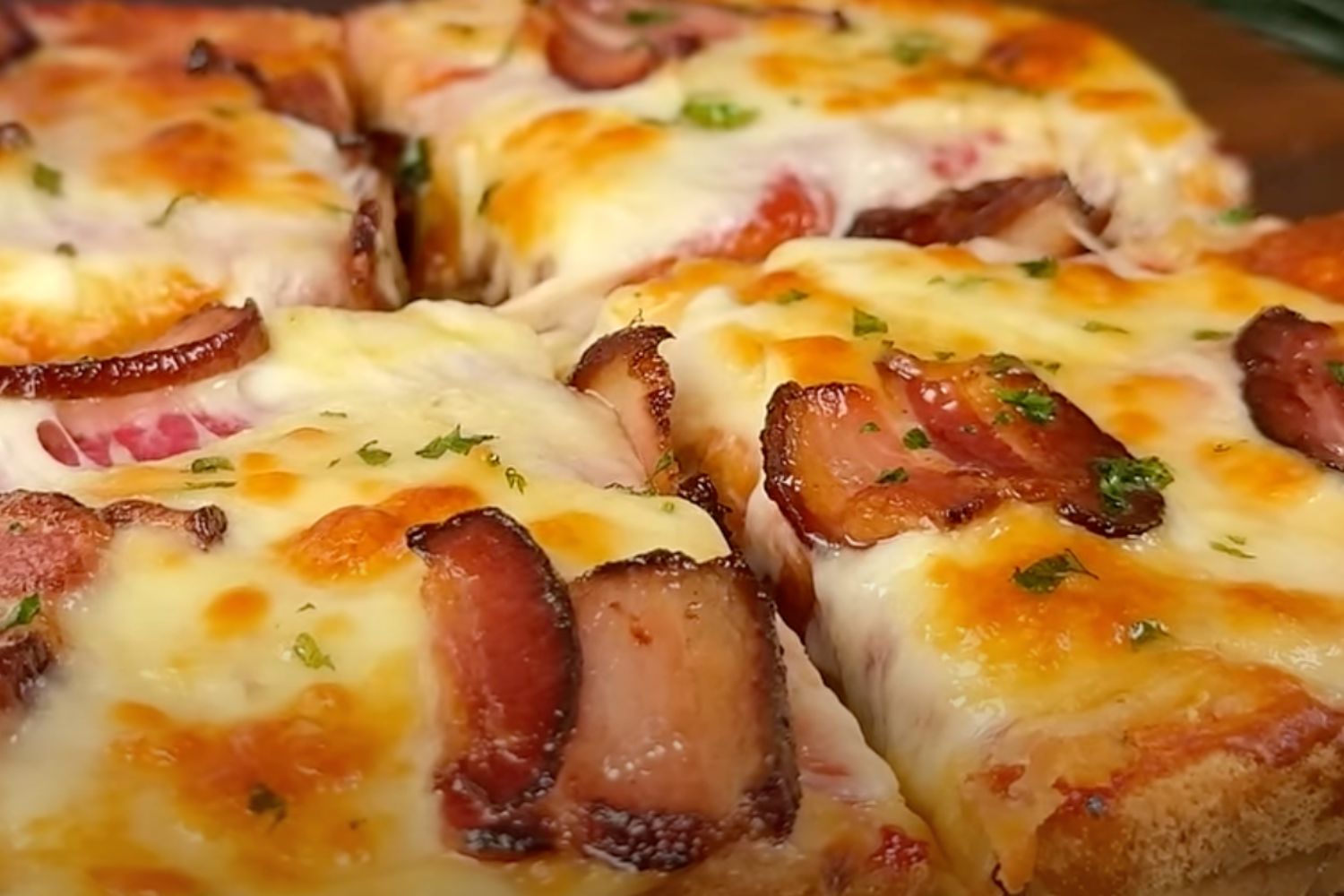 Obrázek receptu na Pizzinku do dvou minut aneb záchrana hladových večerů: Pizza z toastového chlebu