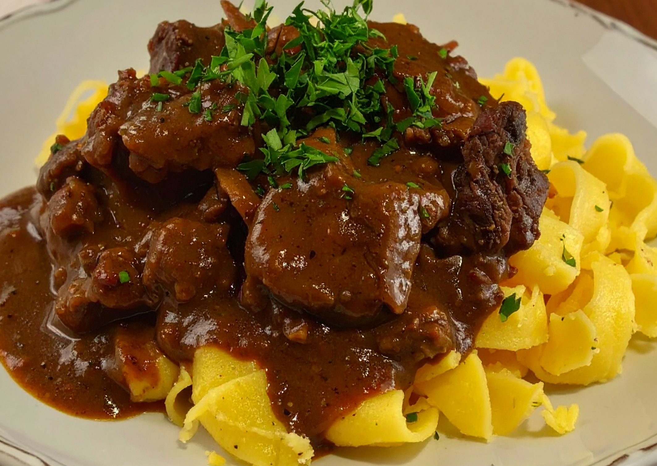 Obrázek receptu na Domácí špecle se šťavnatým hovězím ragú - přímo alpské objetí