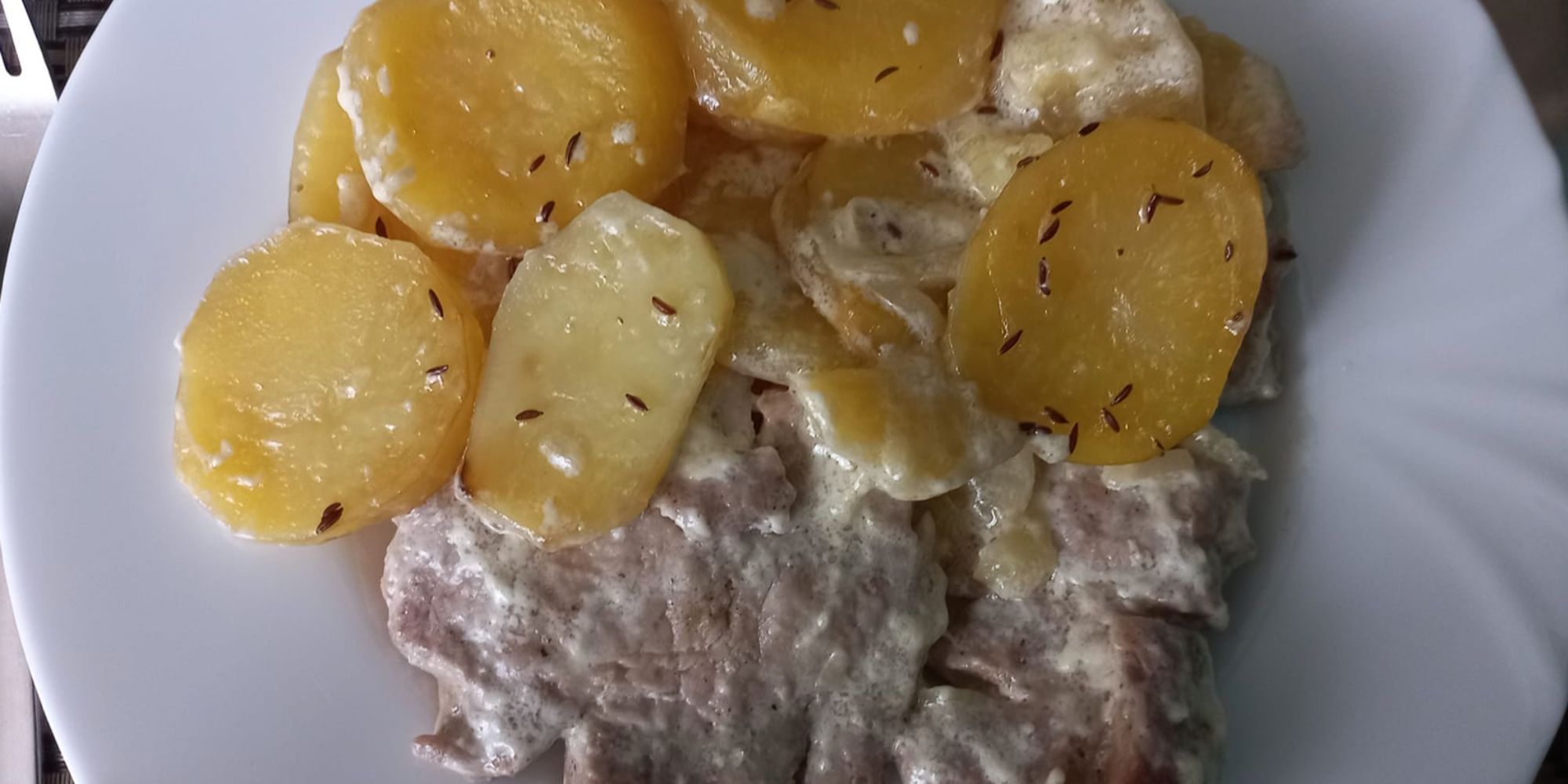 Obrázek receptu na Zapečené vepřové kotlety s bramborami - klenot z trouby