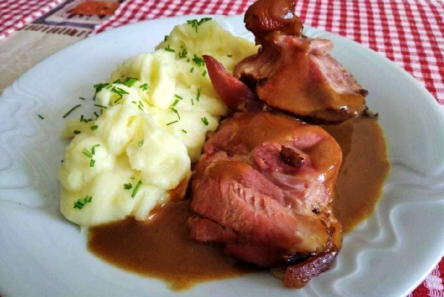 Recept na dokonalé uzené pečené koleno