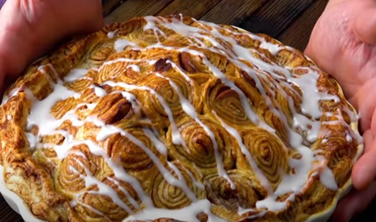 Obrázek k receptu: Efektní, chutný a voňavý: Křupavý jablečný koláč se skořicovými rolkami