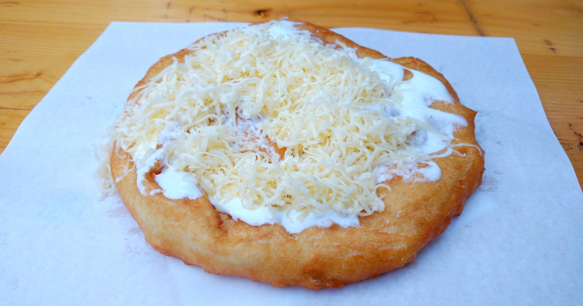 Recept na: Blesková letní dobrota: Rychlé langoše s bílým jogurtem