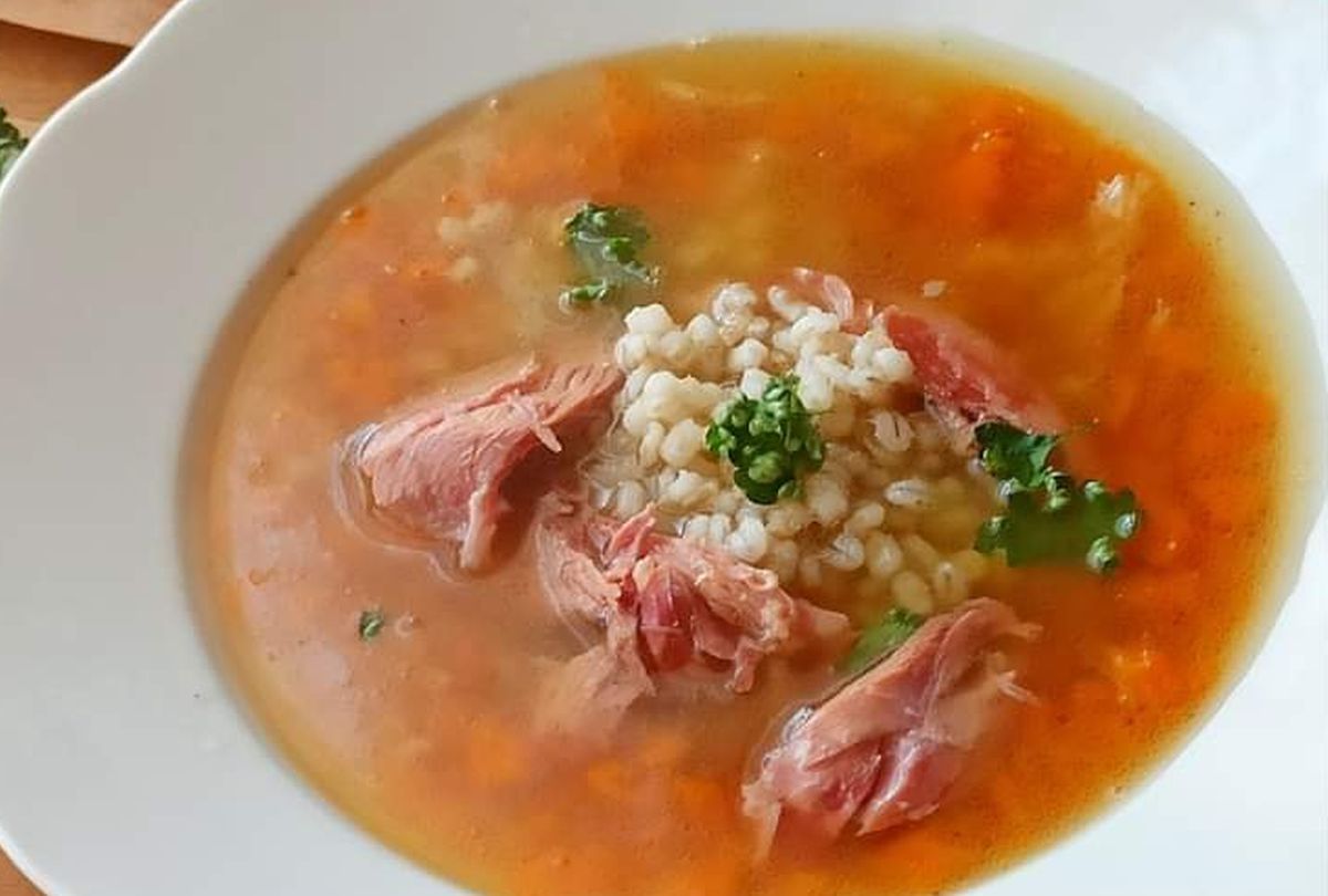 Uzená polévka s kroupami.