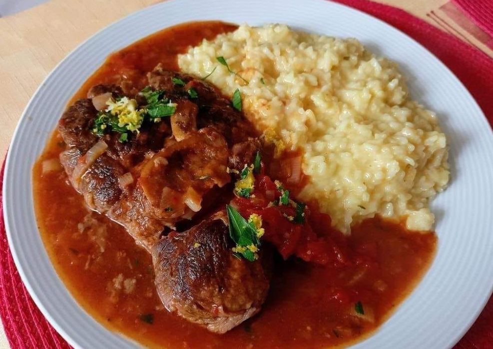 Obrázek receptu na telecí ossobuco a šafránové rizoto.
