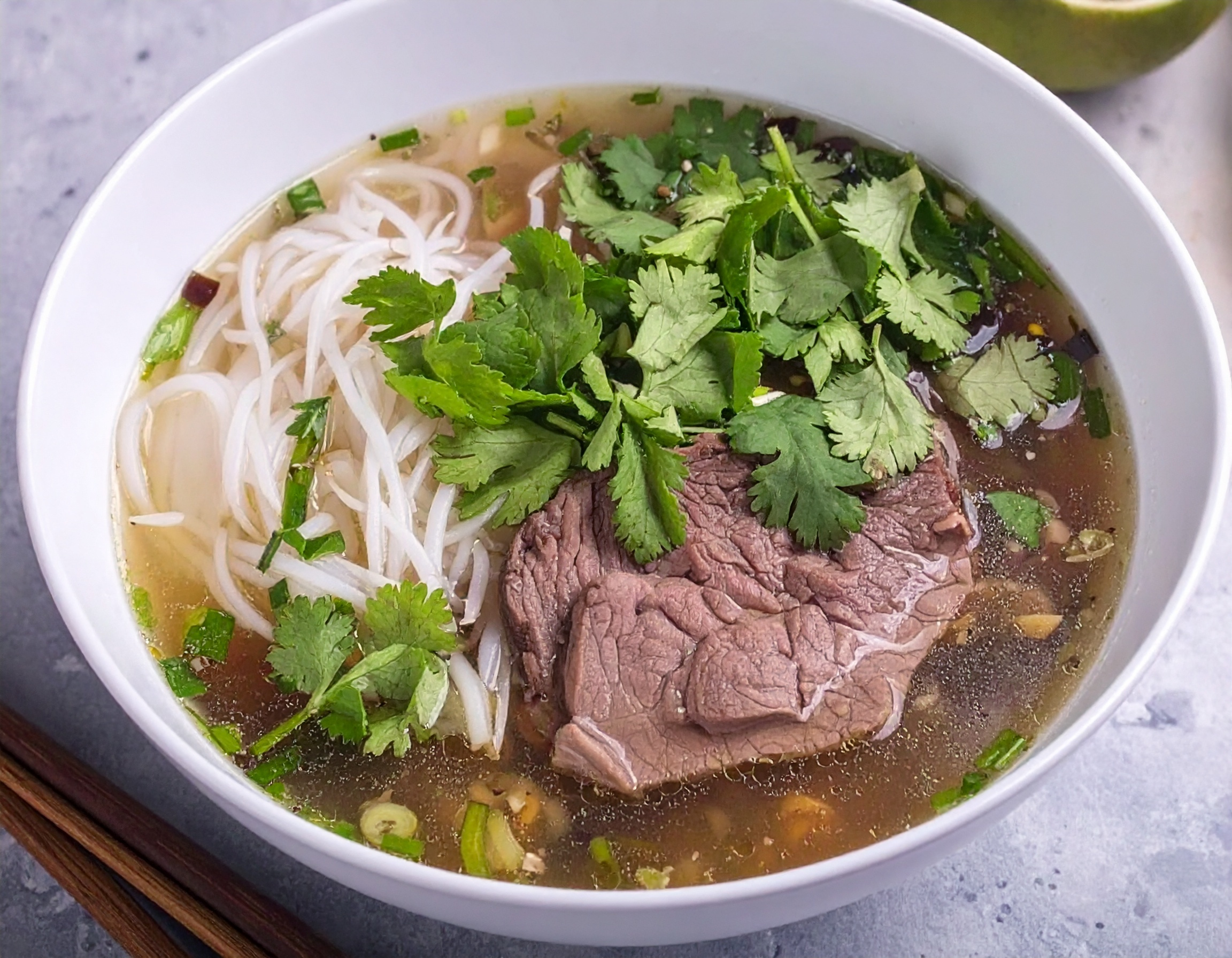 Obrázek receptu na vietnamskou polévku Pho Bo.