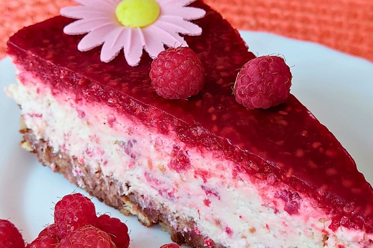 Obrázek k receptu na nepečený dort ve stylu cheesecake s malinami