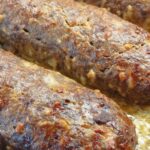 Obrázek receptu na Sýrovou královnu z pekáče: domácí sekanou se sýrem - poctivou, vláčnou a šťavnatou.