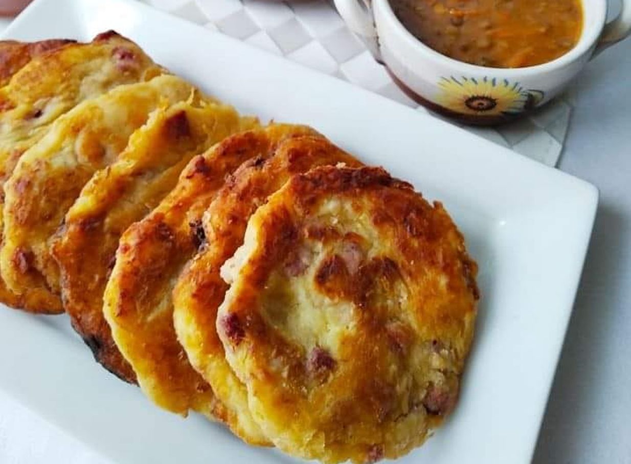 Obrázek receptu na bramborové placky se zelím a uzeným.