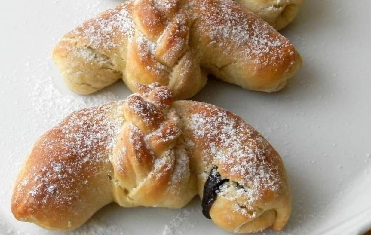 Obrázek receptu na plněné kynuté rohlíčky.