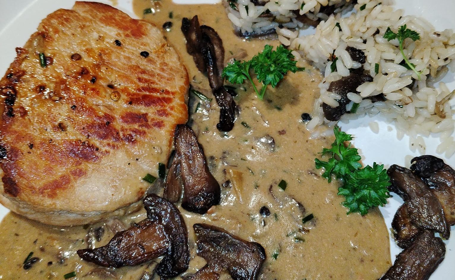 Obrázek receptu na Přírodní Jagerschnitzel - lovecký řízek, jako biftek s houbovou omáčkou