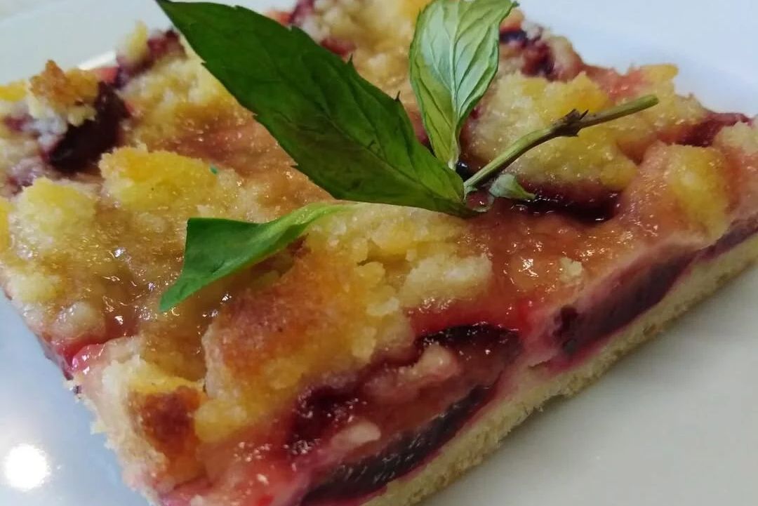 Recept na luxusní švestkový koláč s máslovou klasickou drobenkou