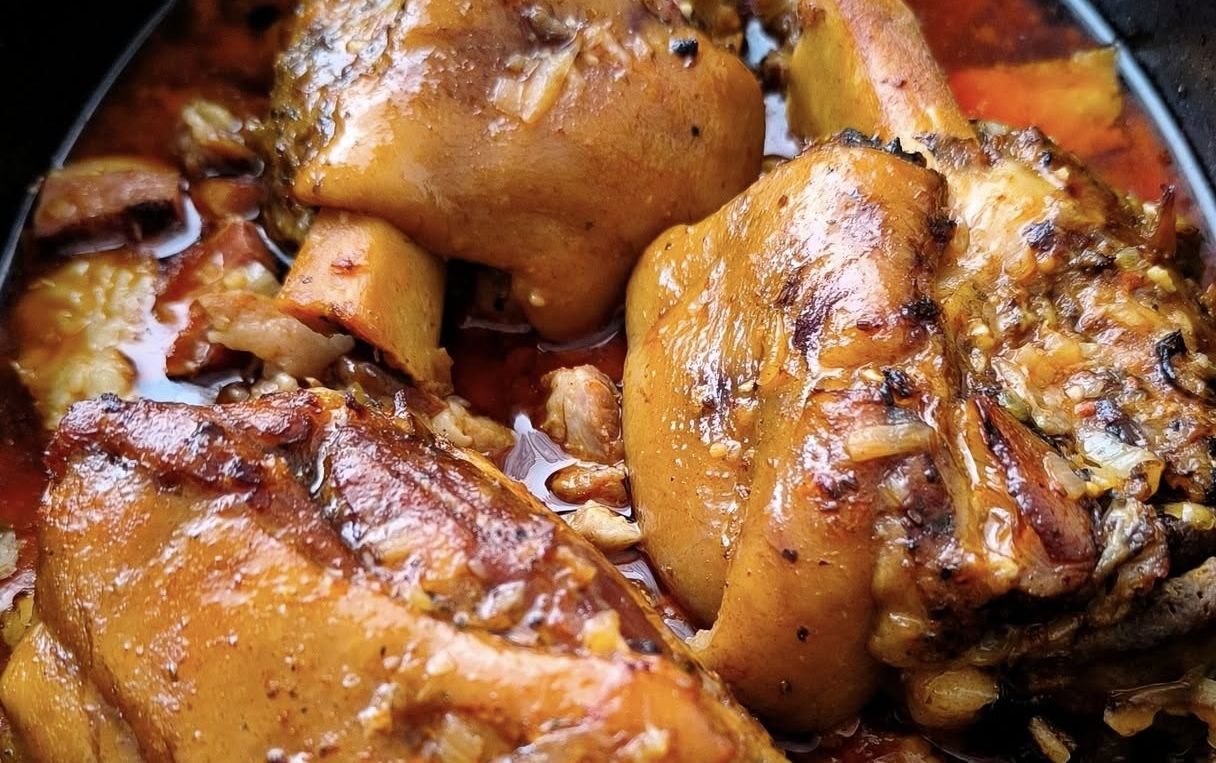 Pečené koleno s velikým množstvím cibule a anglické slanině