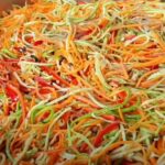 Skvělý nápad na chutný cuketový pikantní salát z úrody cuket.