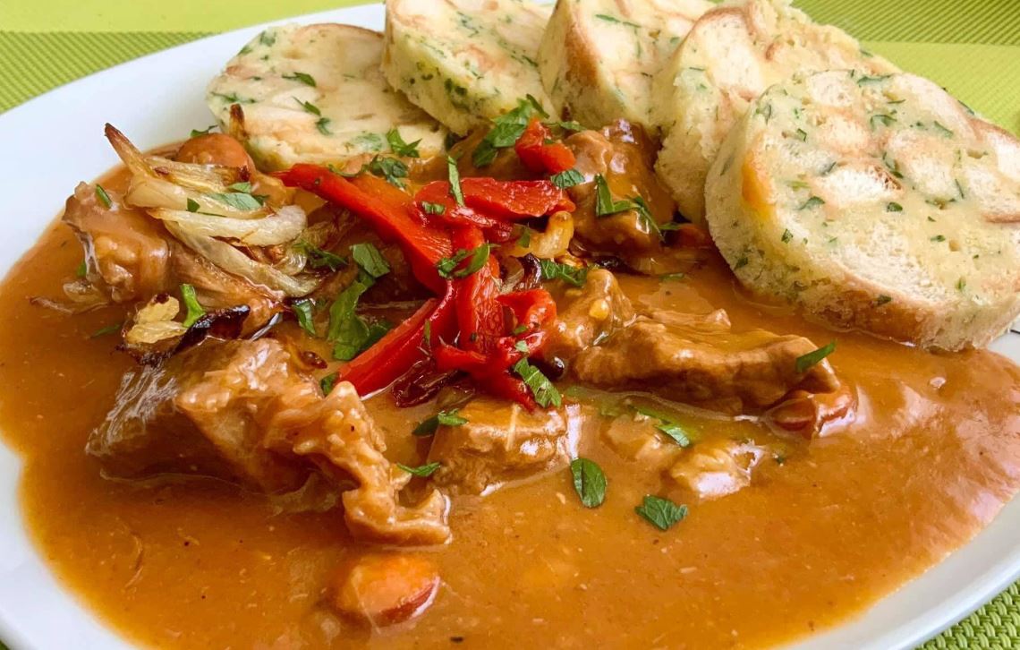 Obrázek receptu na debrecínský guláš.