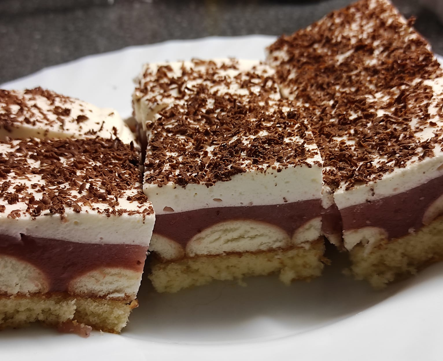 Obrázek receptu na jahodovo-piškotové řezy.