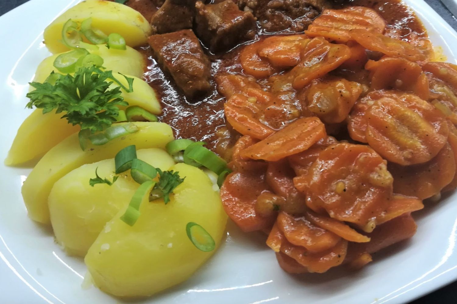 Obrázek receptu na Foto: JanBeran, Recept na Dušené vepřové maso s mrkví a bramborem- nenápadné a přitom tak chutné jídlo