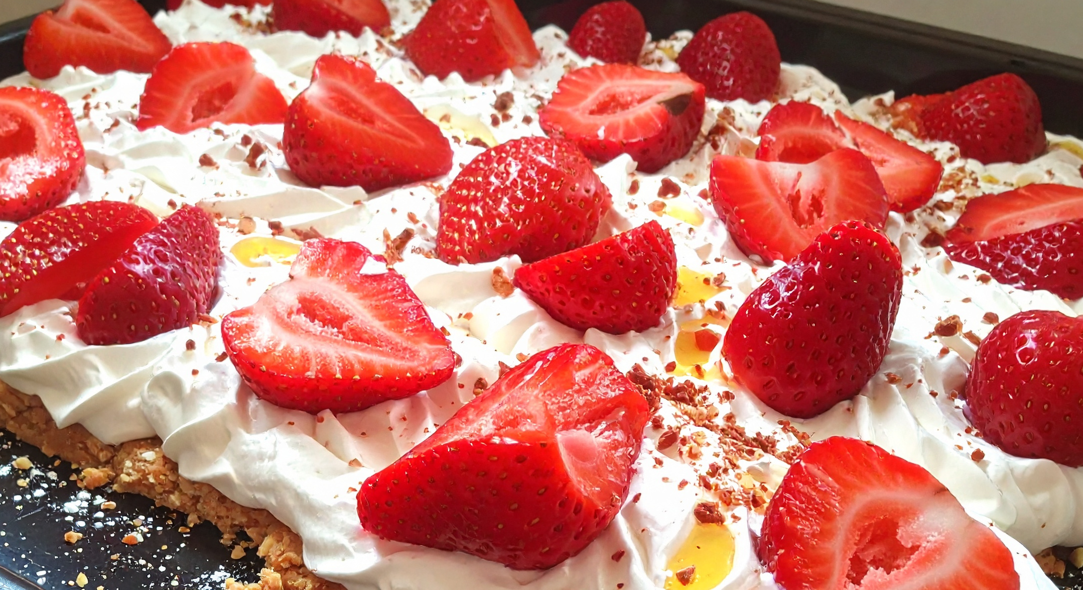 Obrázek receptu na Jahodové pokušení se šlehačkou: řezy s tvarohově-jahodovým krémem, šlehačkou a jahodami