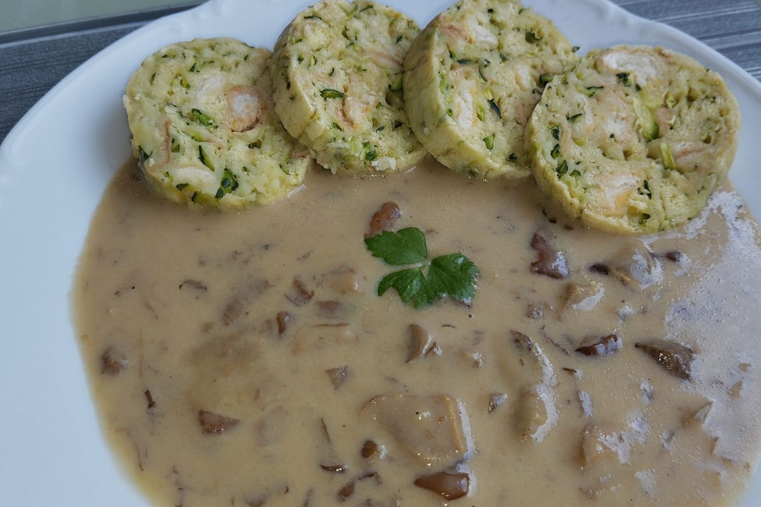 Obrázek receptu na Lesní samet s cuketovou nadýchaností aneb houbová omáčka s cuketovými knedlíky