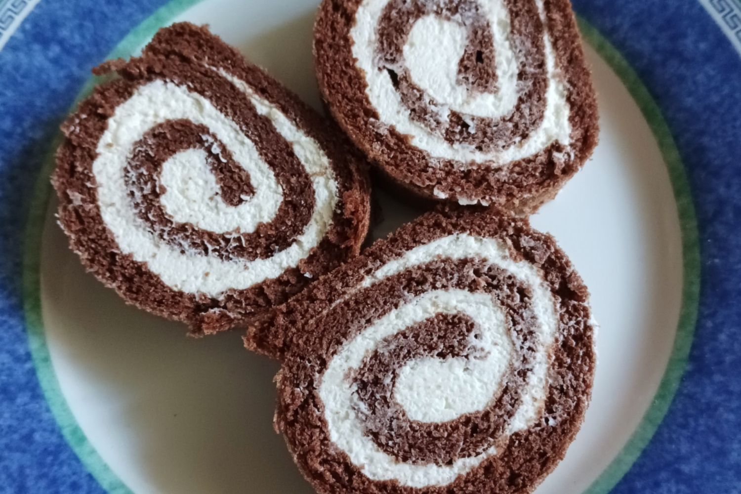 Obrázek receptu na Pětiprstou šlehačkovou roládu: rychlou kakaovou roládu jen z pěti ingrediencí