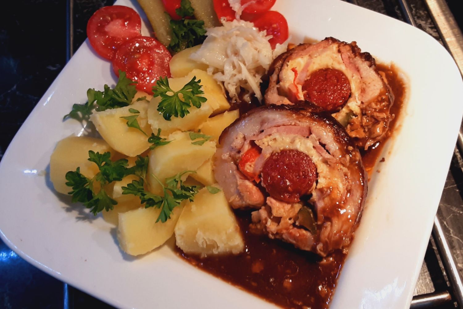 Obrázek receptu na Voňavou českou klasiku, která potěší milovníky poctivé kuchyně: Bůčkovou roládu s bramborem