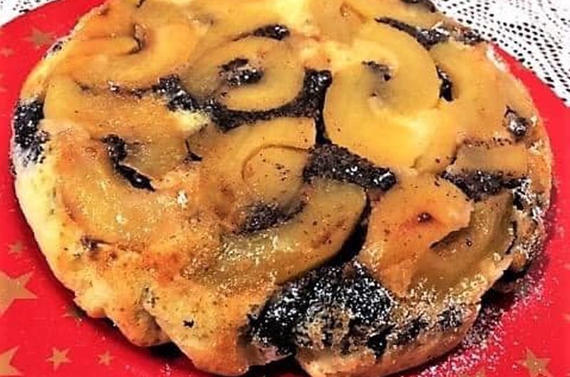 Jablečný zkaramelizovaný koláč vzhůru nohama s mákem