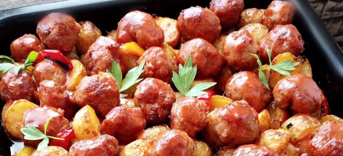 Pečené brambory na plechu na cibuli a paprice s masovými koulemi