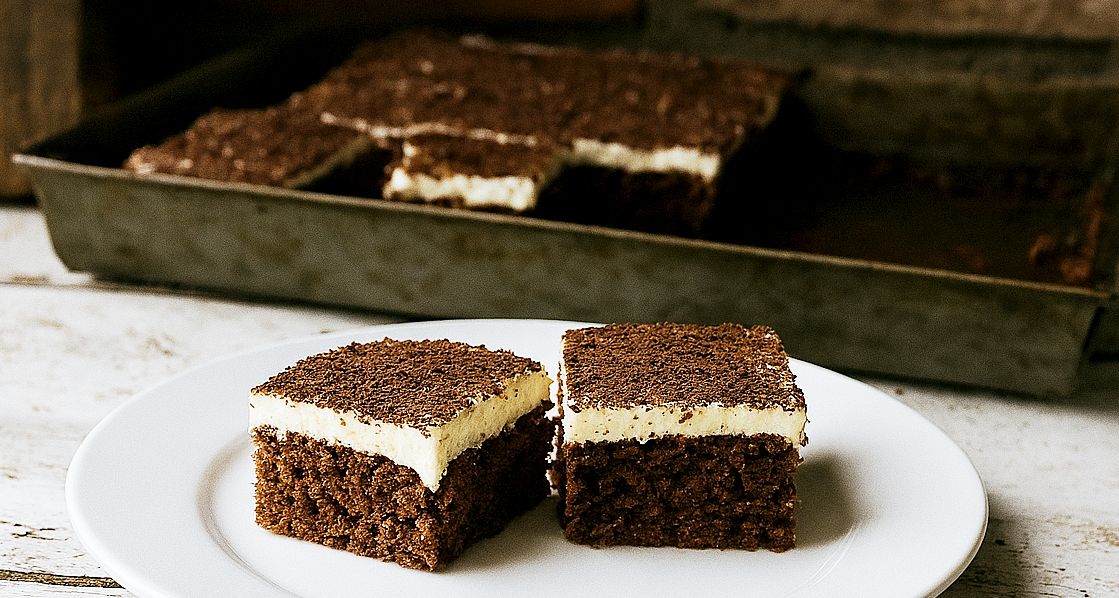 Recept na kakaový jablečník s tvarohem a zakysanou smetanou