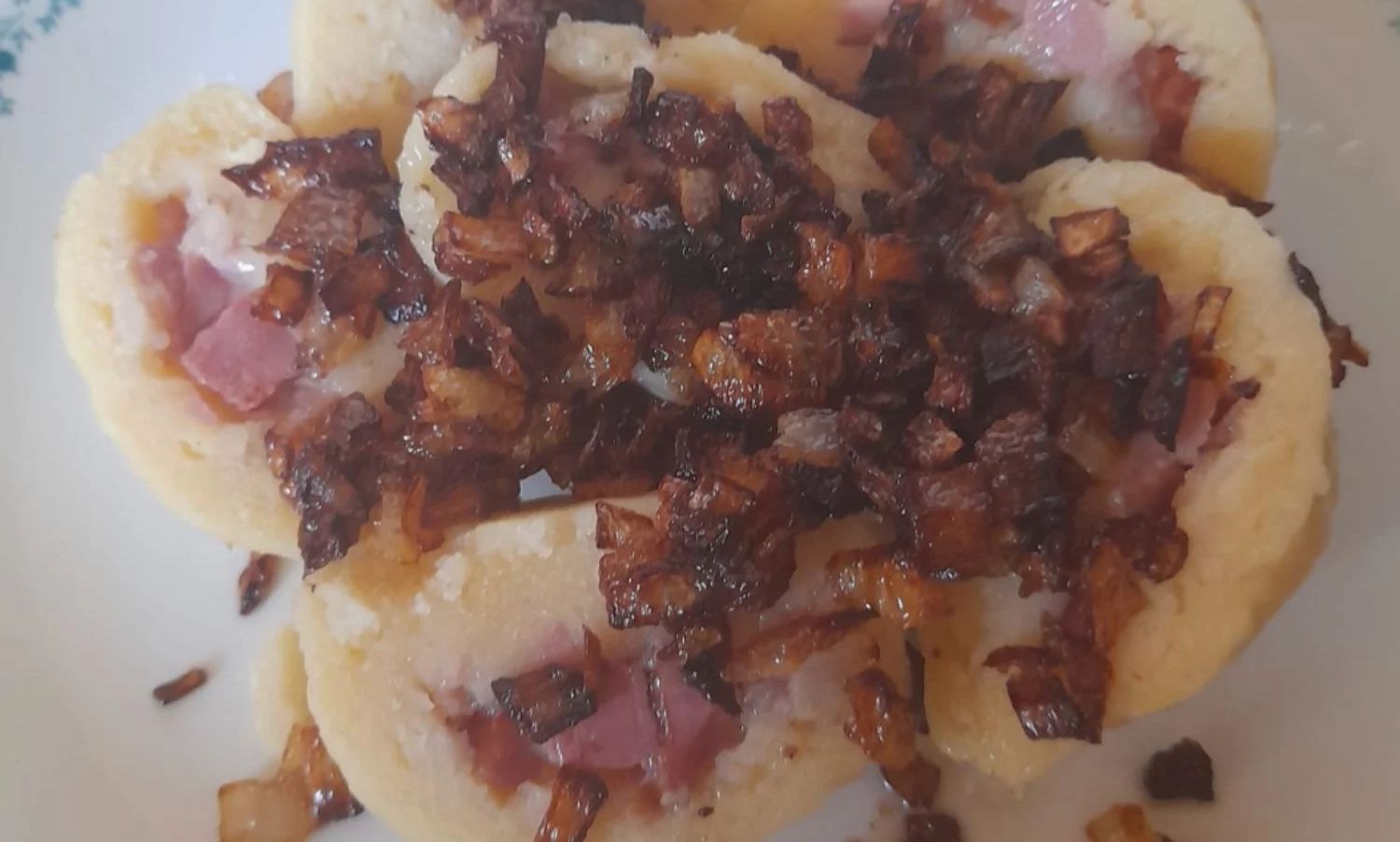 Obrázek receptu na Nenáročné a rychlé bramborové knedlíky plněné uzeným a sypané zlatou cibulkou