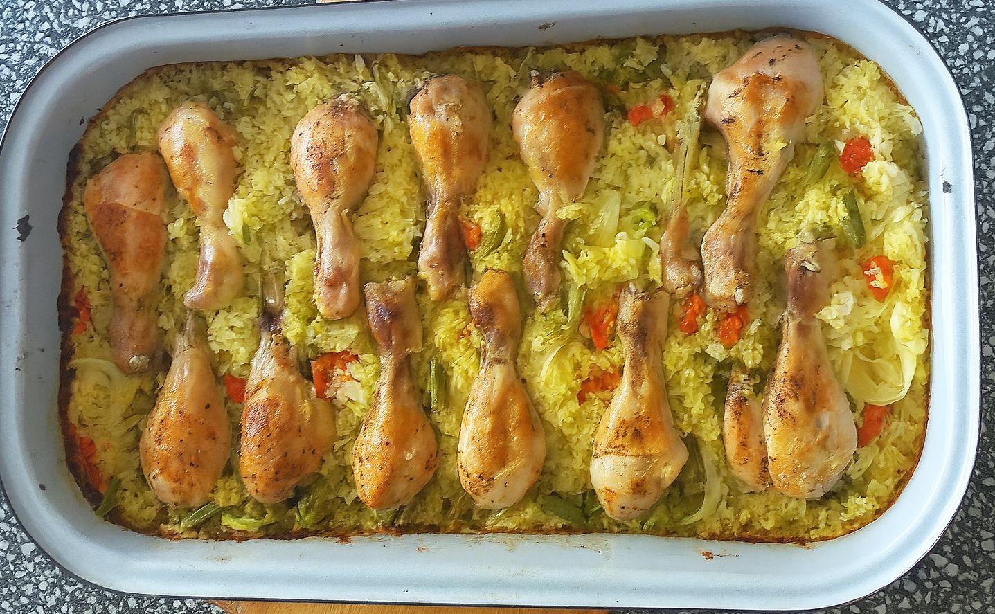 Top oběd z pekáče: kuřecí paličky s rýží z jednoho pekáče