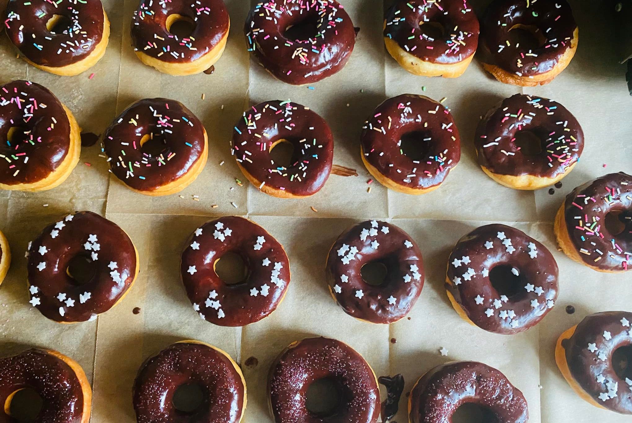 Ručně tvarované kynuté donuty s polevou