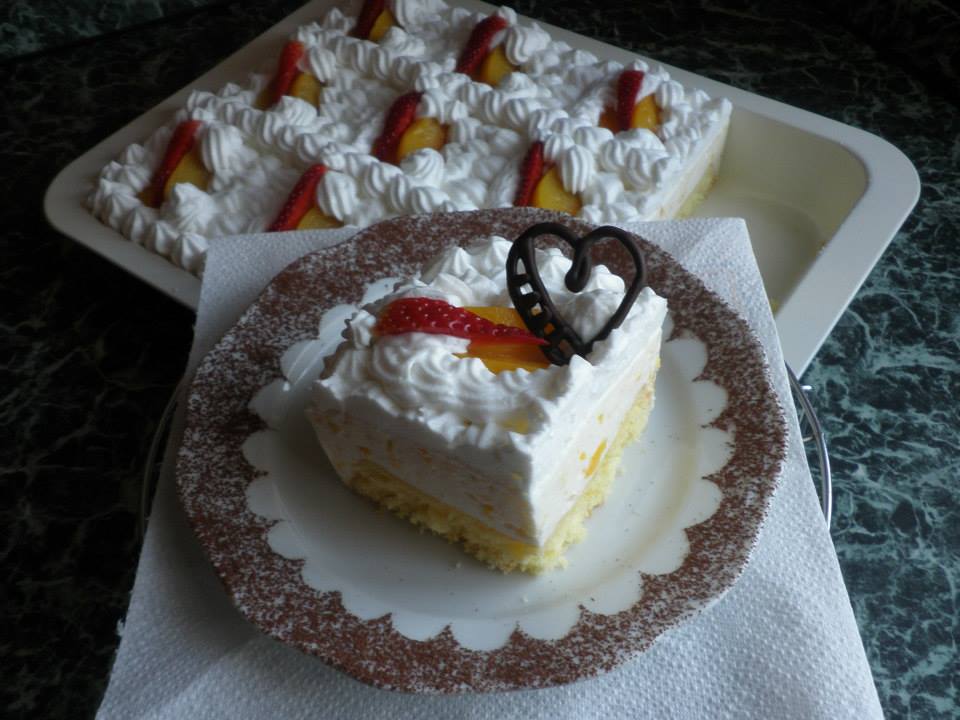 Obrázek receptu na Sladký obláček: jogurtovo-tvarohové řezy se šlehačkou a ovocem