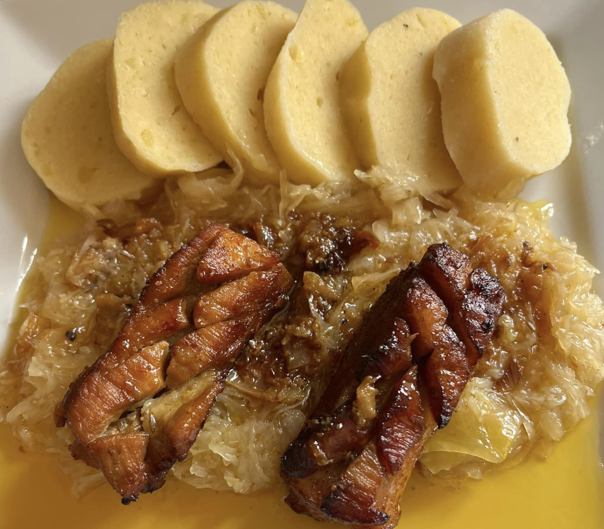 Obrázek k receptu na pečený bůček s bramborovým knedlíkem a zelím