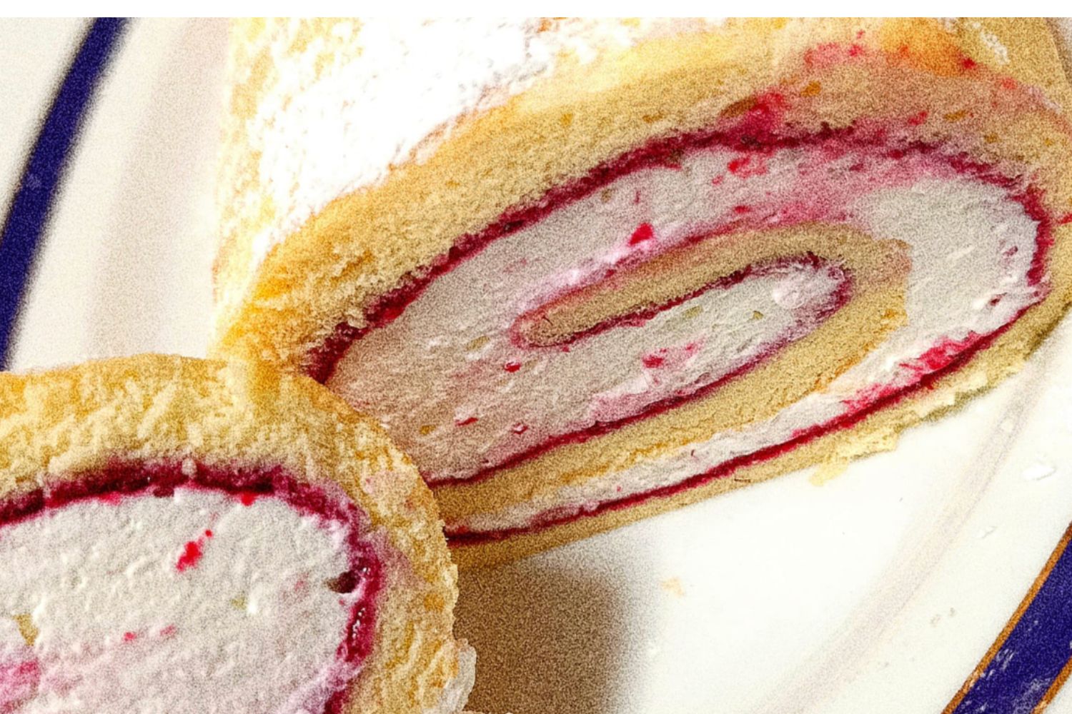 Obrázek receptu na Cheesecakeovou piškotovou roládu s malinami: jemná , svěží a krémová chuť s ovocným dotekem