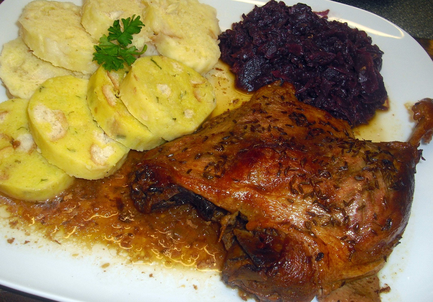 Obrázek k receptu na pečenou kachnu se dvěma druhy zelí, bramborovým i kynutým knedlíkem