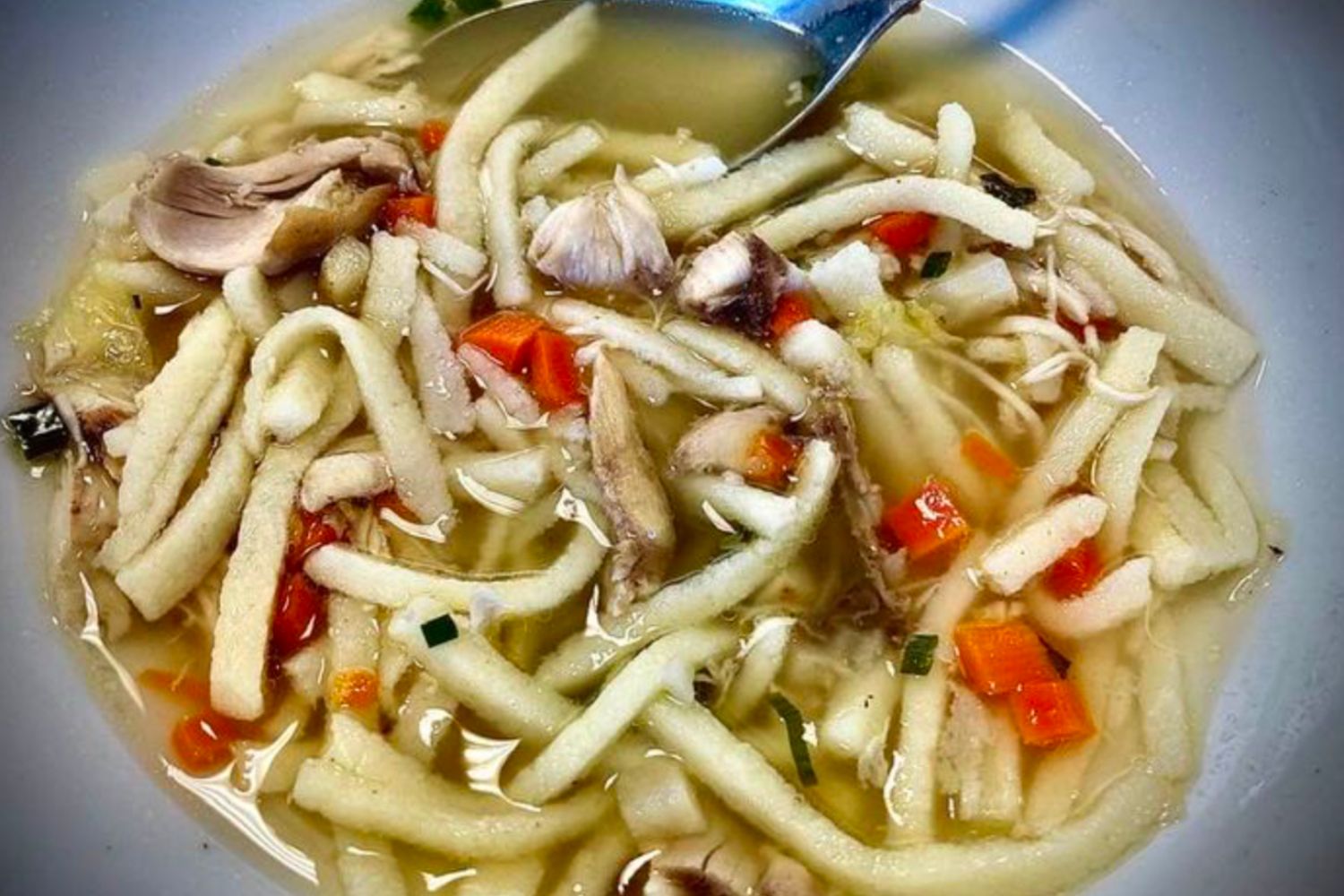 Obrázek receptu na Kuřecí pomalu tažený vývar z pečených kostí s domácími nudlemi