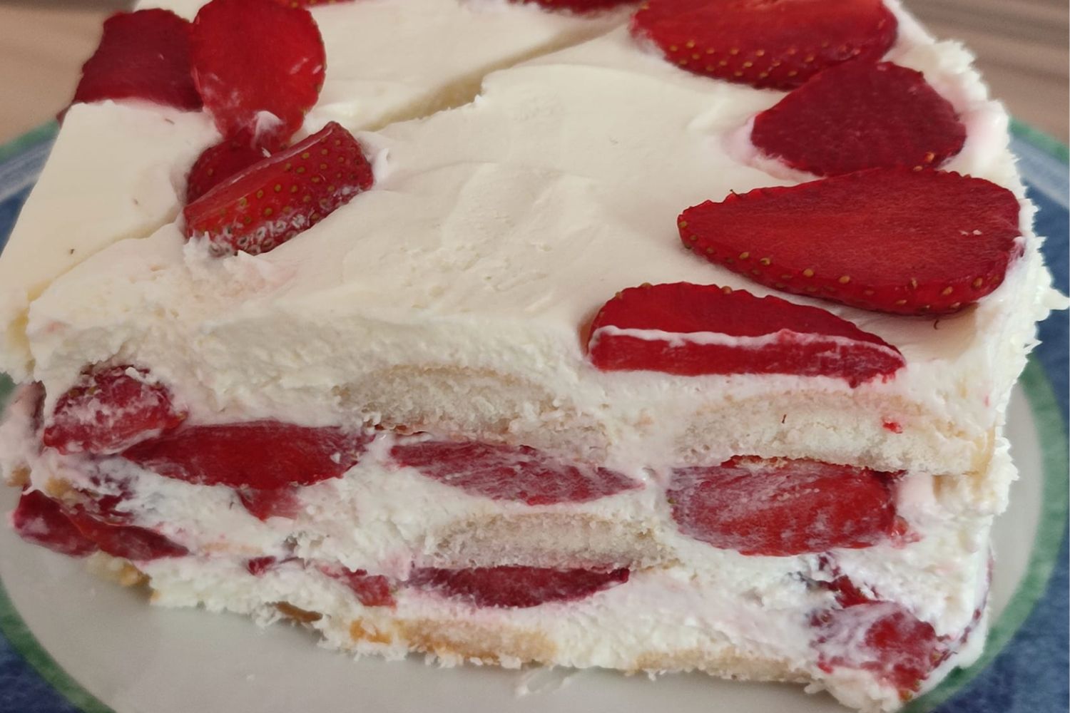 Obrázek receptu na Krémový a lehký nepečený jahodový dort se šlehačkou a zakysanou smetanou: ideální na léto i oslavy