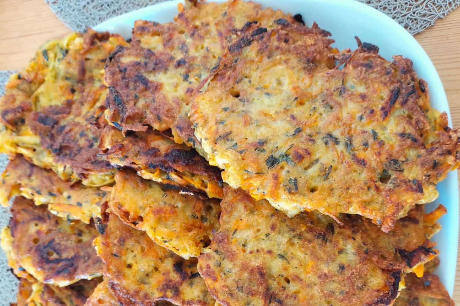 Obrázek receptu na Mrkváky: mrkvové placky s bramborami, s bylinkami a kořením