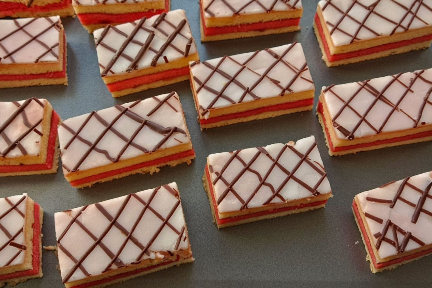 Nejjednodušší punčové řezy, které zvládne každý - tři korpusy, domácí punč, poleva a hotovo