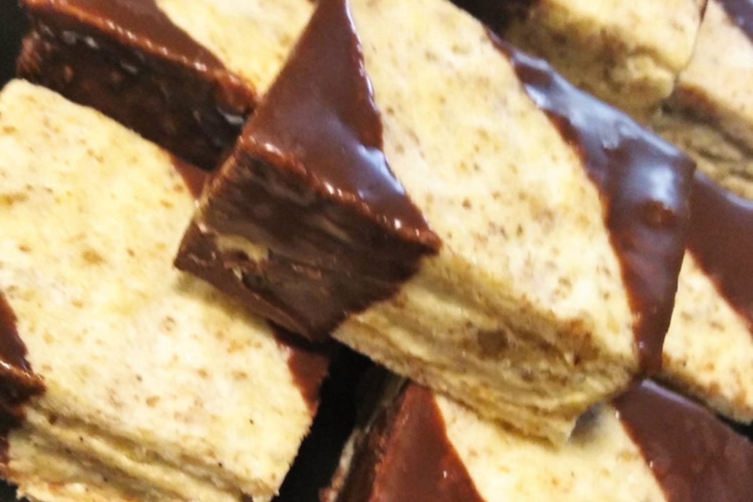 Obrázek receptu na Ořechové štafetky s kávovým máslovým krémem a čokoládovou glazurou aneb když nevíte co se zbylými bílky