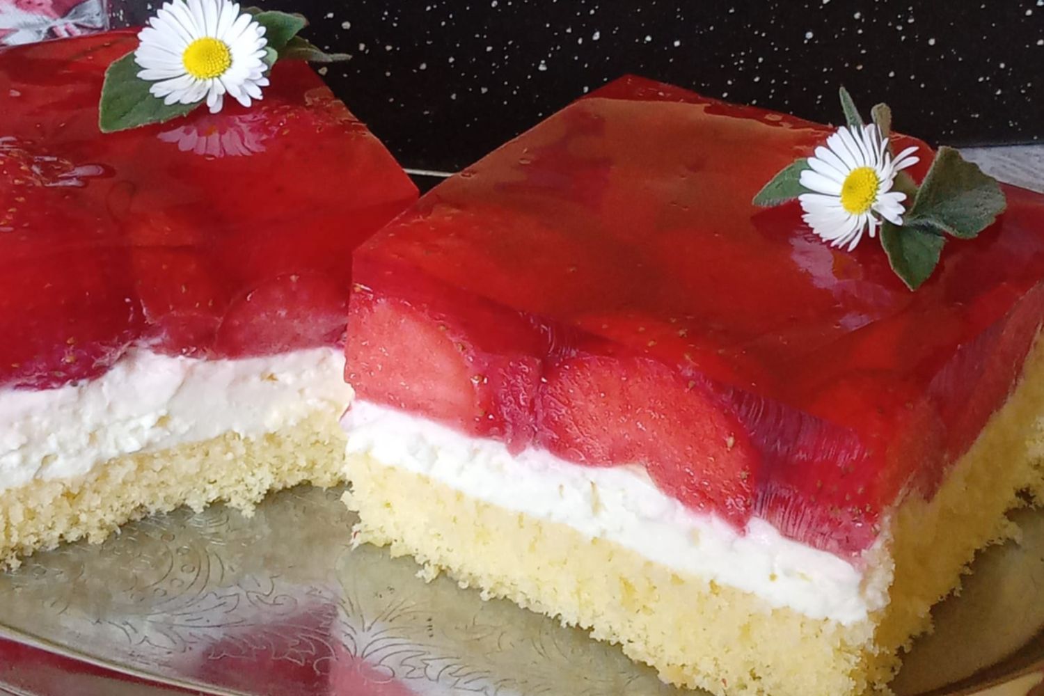 Obrázek receptu na Piškot s tvarohovým krémem, jahodami a galaretkou