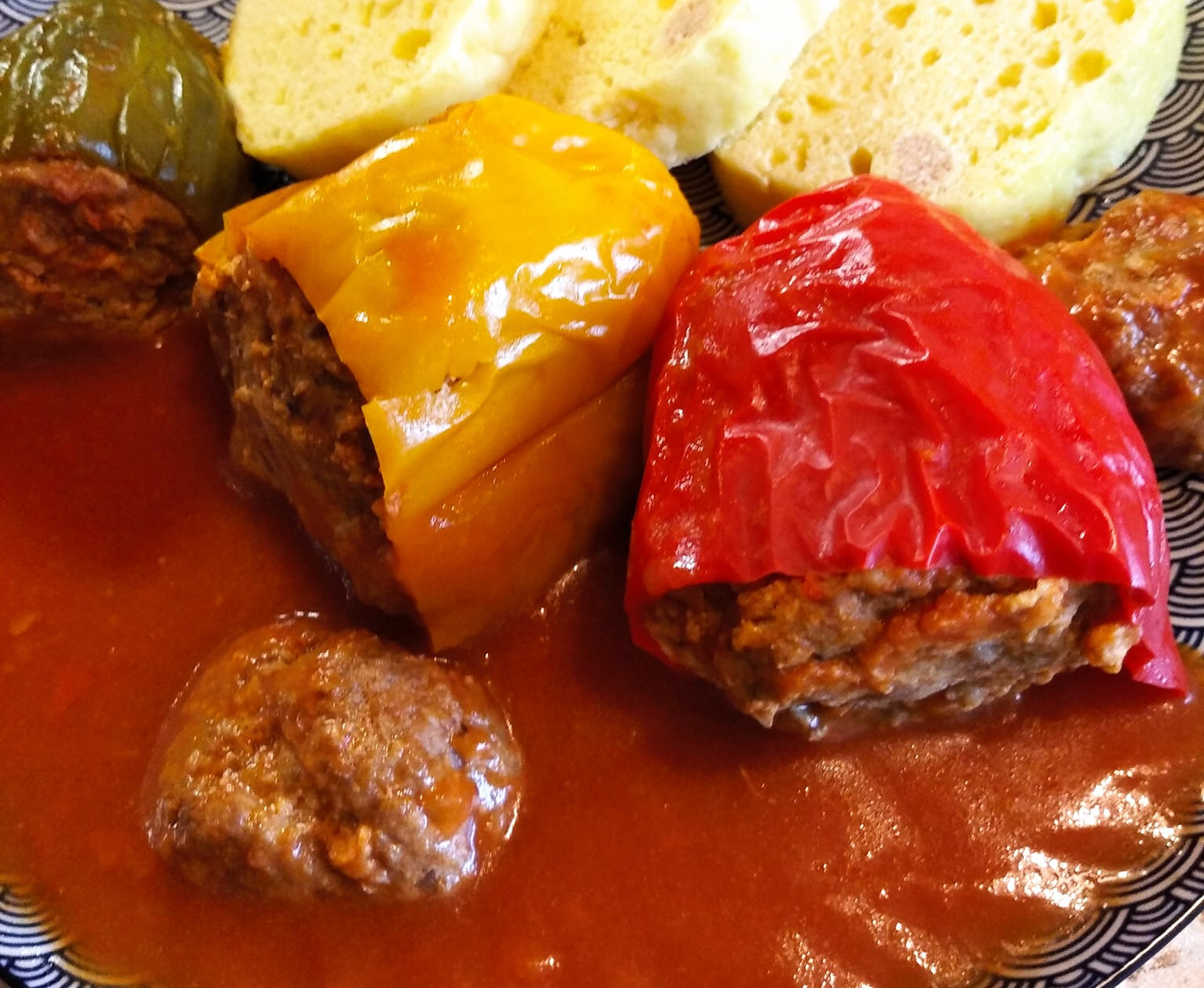 Obrázek k receptu na plněné papriky s rajskou omáčkou